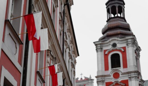 Polskie flagi; barwa czerwona i biała